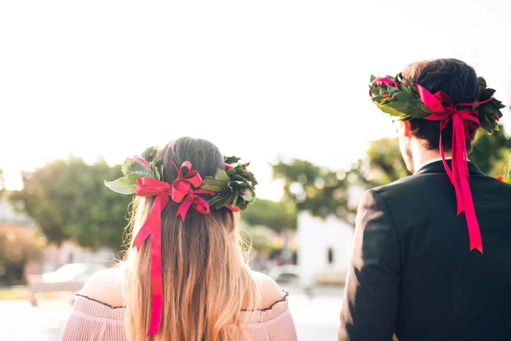 Due studenti con corone di alloro, simbolo del successo accademico e delle borse di studio.