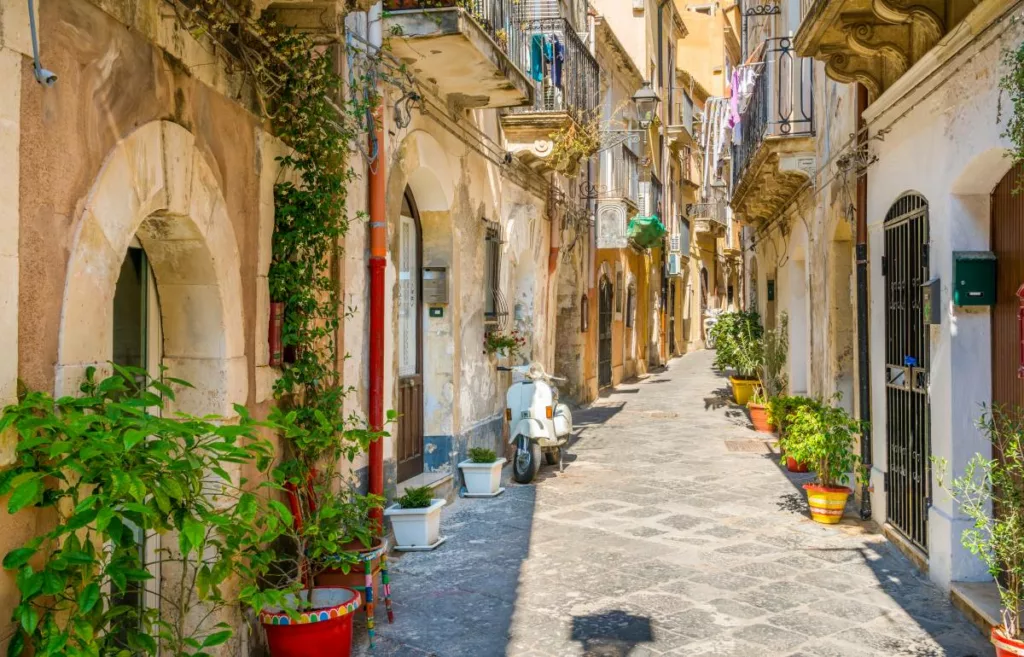 Strada pittoresca di un centro storico in Sicilia, Italia meridionale, che rappresenta i benefici del programma cultura crea 2.0. 