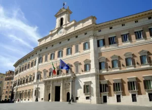 Palazzo del Parlamento italiano, bandiere. Con la Manovra 2024, lo Stato introduce nuove agevolazioni e bonus per le famiglie e le imprese.