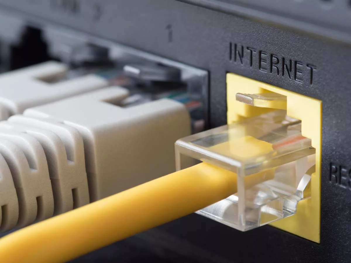 Un cavo Ethernet giallo è collegato a un dispositivo di rete grazie al bonus internet