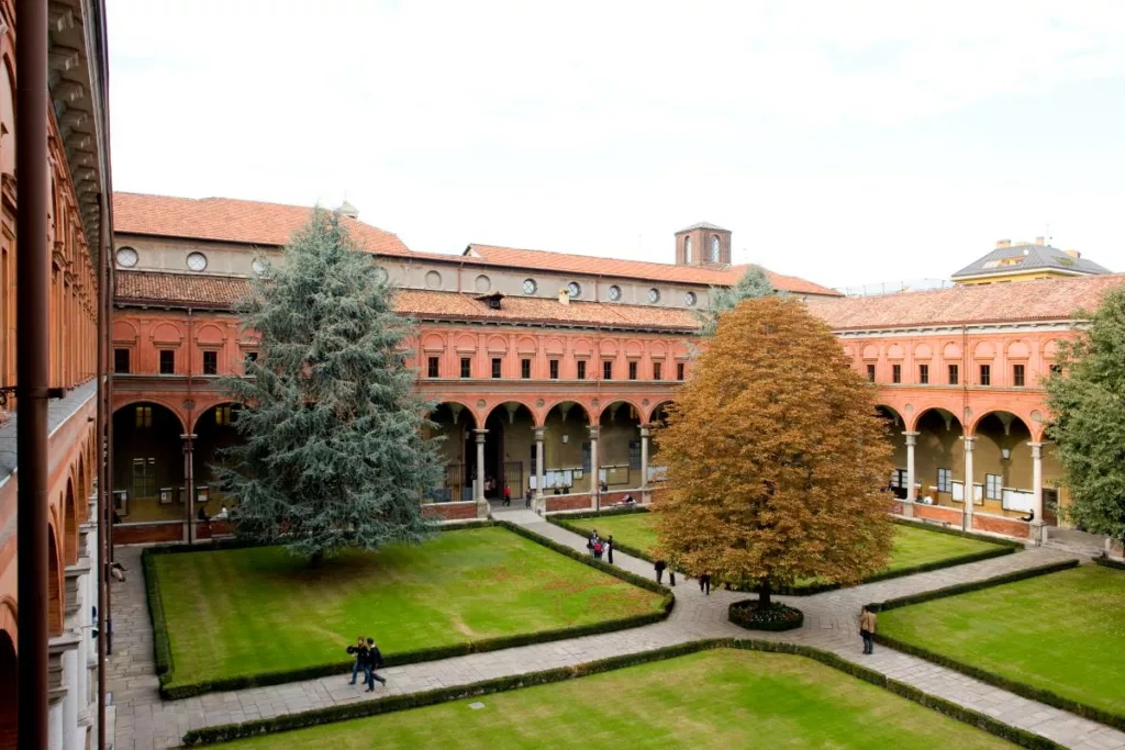 Cortile con albero al centro. Bonus università.