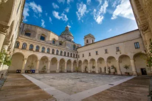 Cortile interno dell'Università del Salento e vista sulla cupola della chiesa Gesù Maria ss.del Carmine. Bonus università private