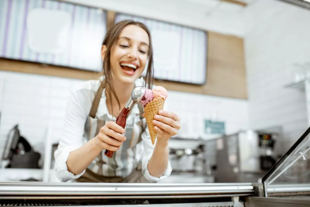 Una donna tiene un cono di gelato. Bonus Ristoranti Pasticcerie Gelaterie