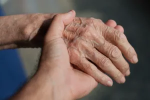 Con il bonus anziani gli anziani non autosufficienti ricevono 1380 euro per il pagamento delle loro cure