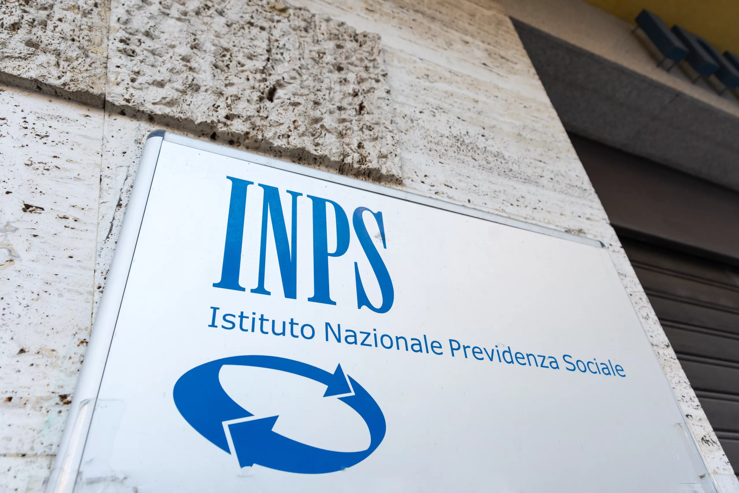 Contatta l’Inps grazie ai suoi contatti telefonici o al servizio INPS Risponde