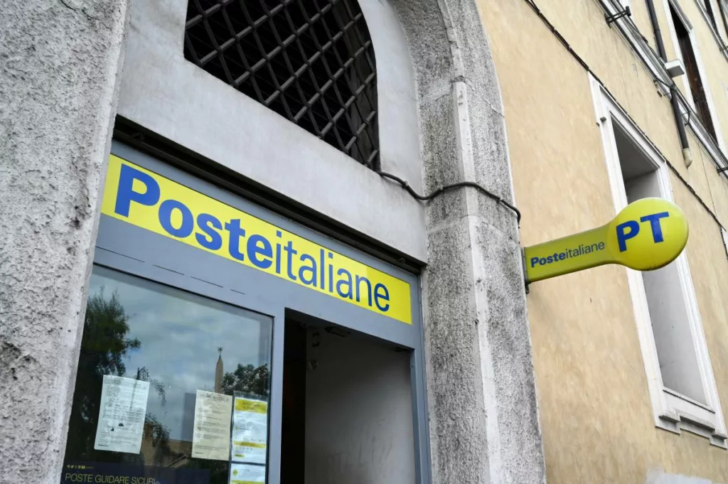 Contatta Poste Italiane grazie ai diversi canali di contatto, come quelli telefonici e messaggistica