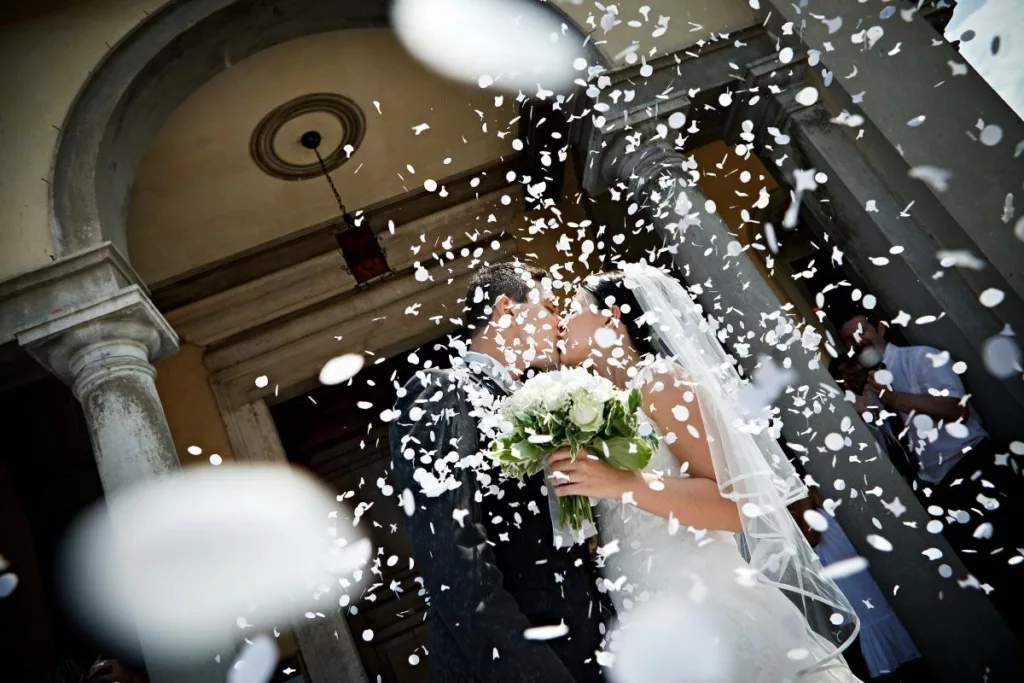Trascrivere l'atto di un matrimonio estero è importante per far valere gli effetti legali.