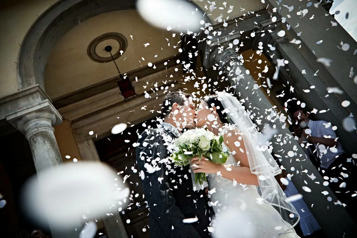 Trascrivere l'atto di un matrimonio estero è importante per far valere gli effetti legali.