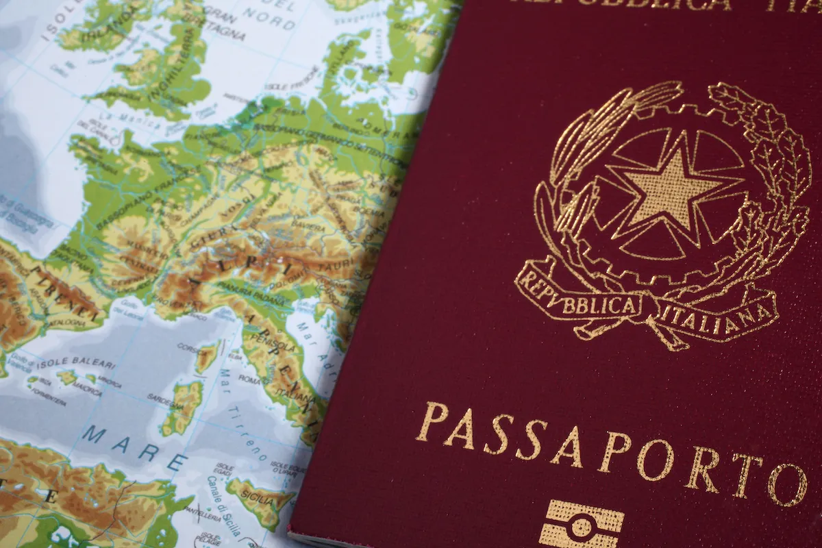 Per il rilascio e rinnovo del passaporto italiano all'estero basta recarsi al Consolato italiano